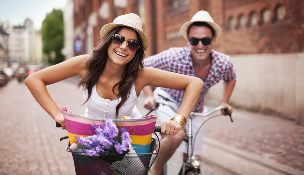 a mulher com o homem na bicicleta