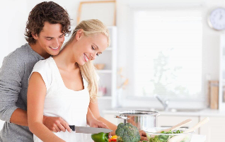 um jovem casal se prepara