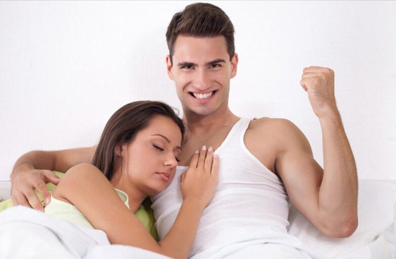 Homem forte na cama com uma garota